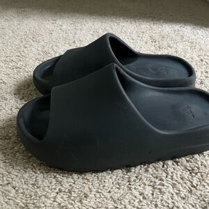 Yeezy onyx slides